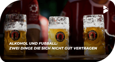 FC Bayern Fußballer sitzen mit Paulaner Bier in Maßkrügen vor der Kamera